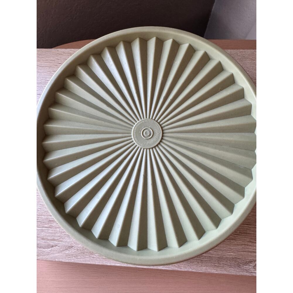 Vintage Tupperware Storage Bowl with Lid - 8" Diameter - Picture 7 of 11